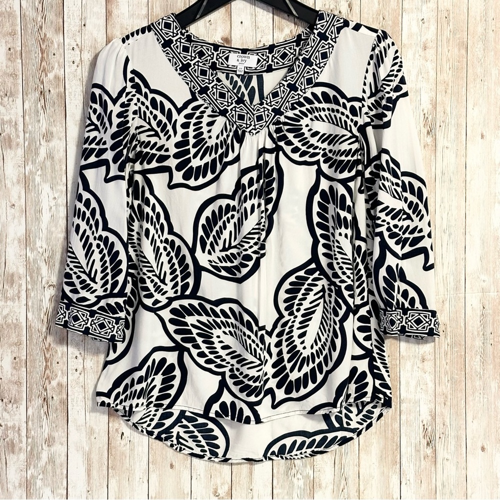 Crown & Ivy Navy Blue & White Leaf Design V-Neck 3/4 Sleeve Petite Top Size XSP